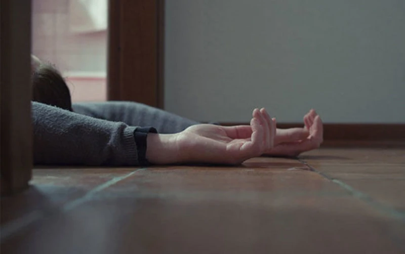 Anasını hoteldə öldürməkdə təqsirləndirilən yeniyetmə hakim qarşısında