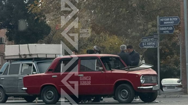 Gəncədə iki VAZ-21011 toqquşub