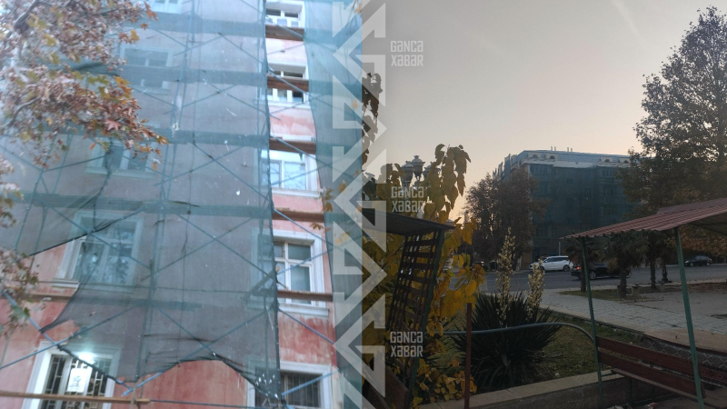 Gəncədə binanın fasad təmiri yarımçıq qalıb – ŞİKAYƏT