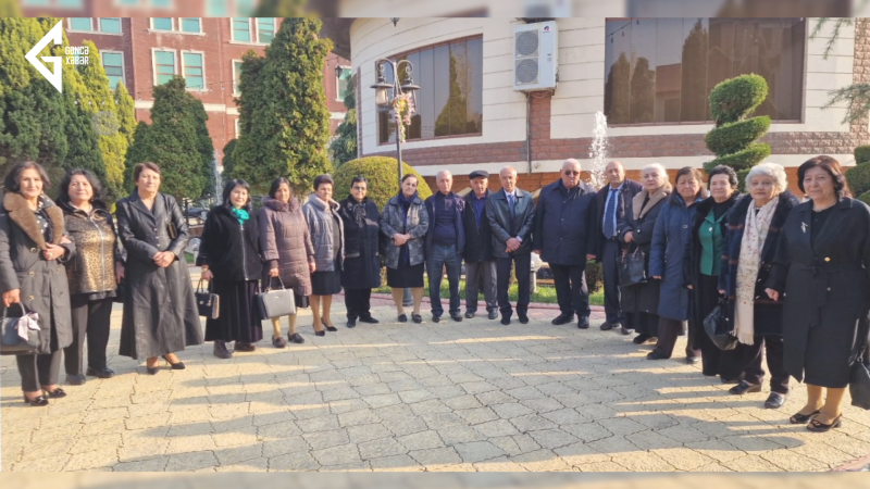 Gəncədə tələbələr 48 il sonra gözyaşlarını saxlaya bilmədilər