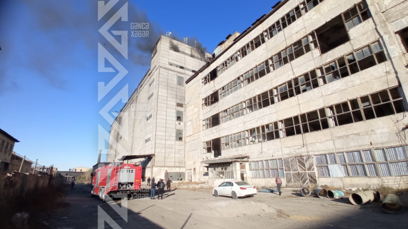 Gəncədə köhnə kərpic zavodu yanır