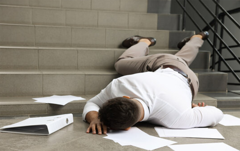 Gəncədəki ASAN Xidmətdə mühafizəçi ilə əlbəyaxa olub pilləkəndən yıxıldılar