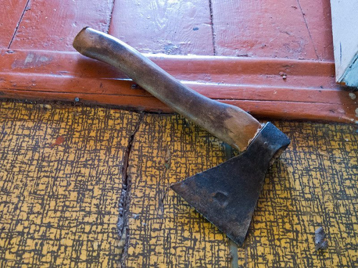 Göygöldə qayınata gəlini balta ilə vurdu - TƏFƏRRÜAT