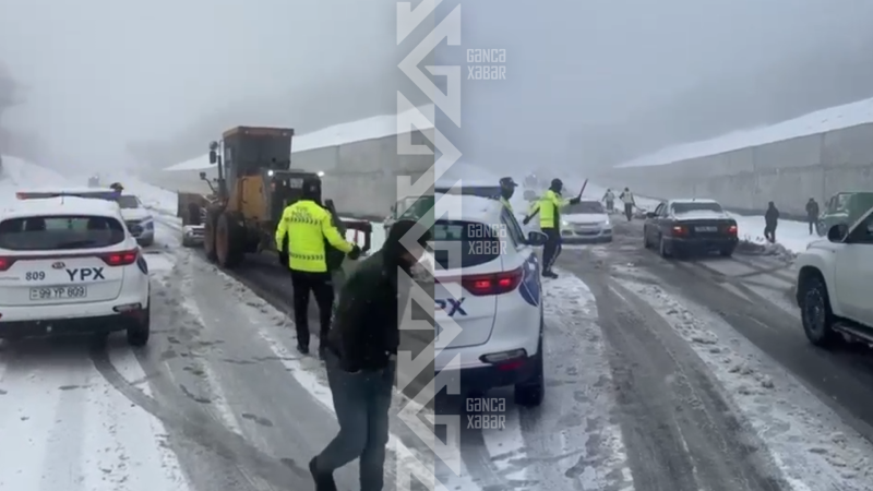 Qarlı və şaxtalı hava avtomobil yollarında hərəkəti çətinləşdirir