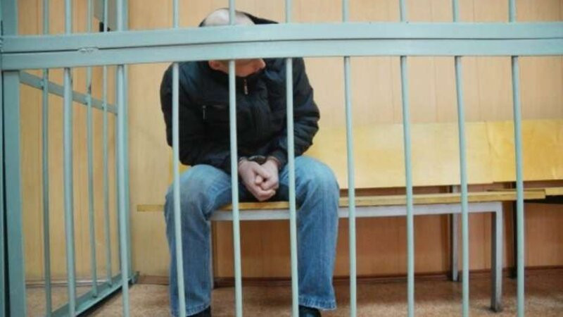 İçki almaq üçün insanları hədələyən keçmiş məhkum həbs edildi