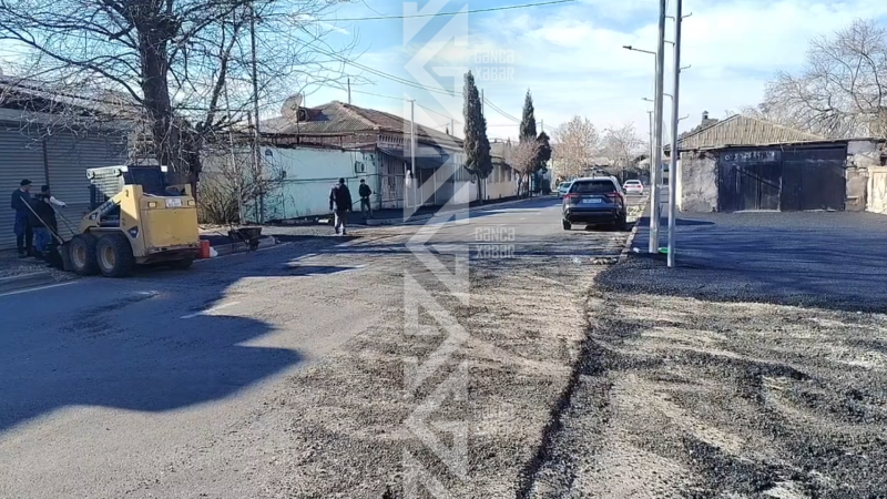 Gəncə dəmiryol vağzalı yaxınlığında piyada səkiləri asfaltlanır