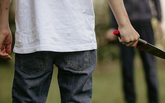 Qohumunu mərhum atasını söyməkdə günahlandırdı, sonra da bıçaqladı