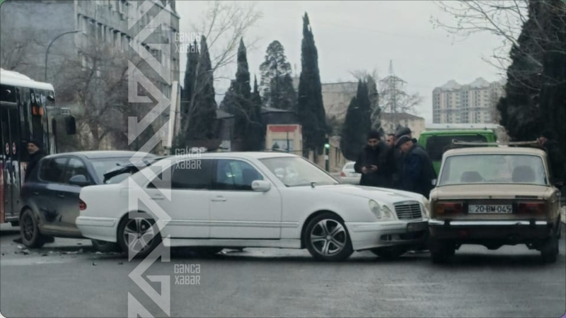 Gəncədə 3 avtomobil toqquşub