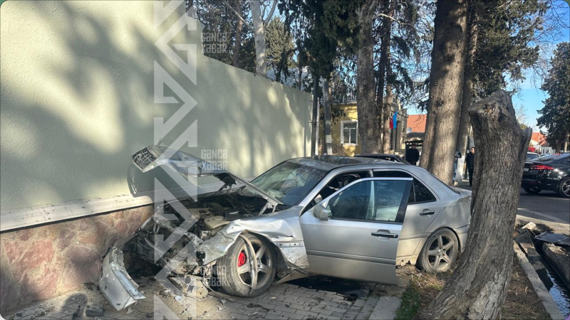 İki minik maşını toqquşdu, bir nəfər yaralandı