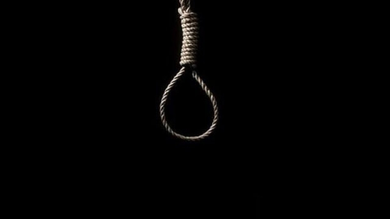 Yaşlı kişi özünü asıb