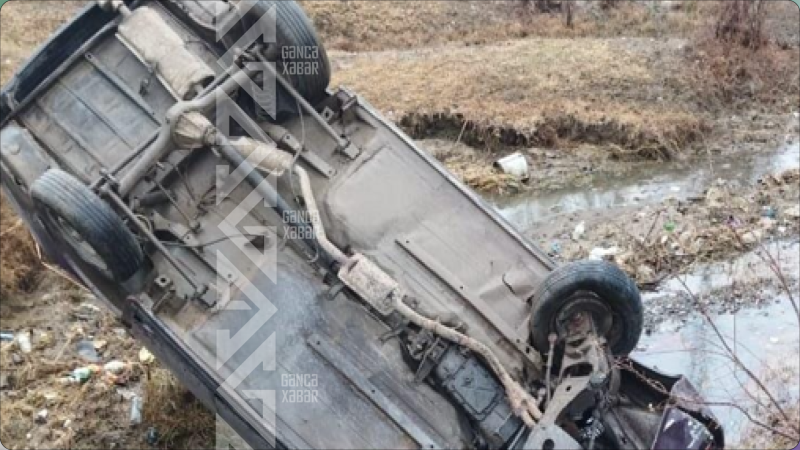 Avtomobil çaya aşıb, sürücü xəsarət alıb