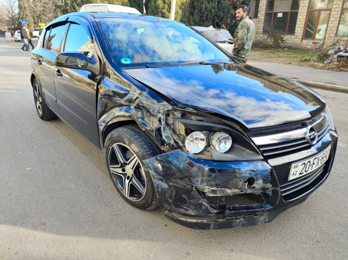 Gəncədə VAZ-la Opel toqquşub