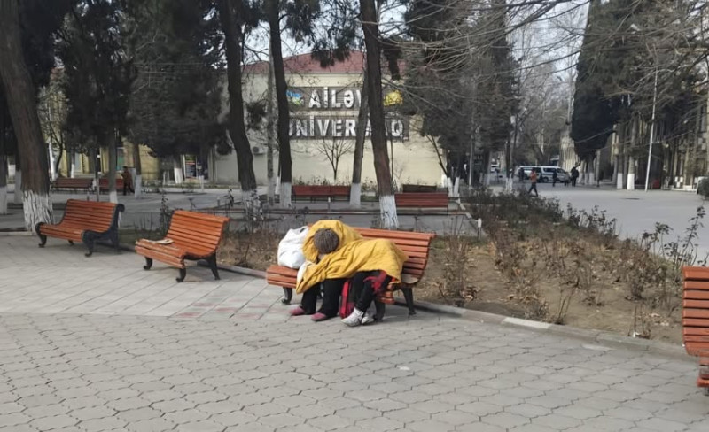 Dəhşətli görüntü - 11 yaşlı uşaq və anası küçədə yaşayır