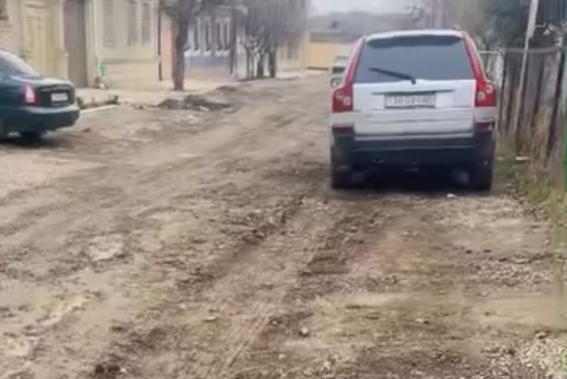 Gəncədə mərkəzi küçələrdən biri təmir olunmur - ŞİKAYƏT