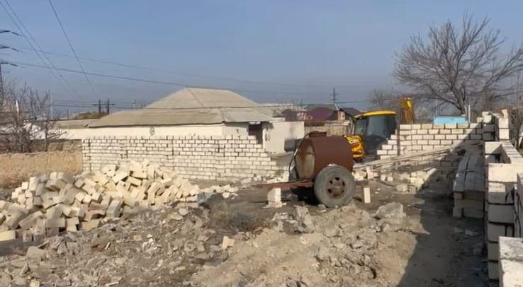 Gəncədə qanunsuz tikili sökülüb