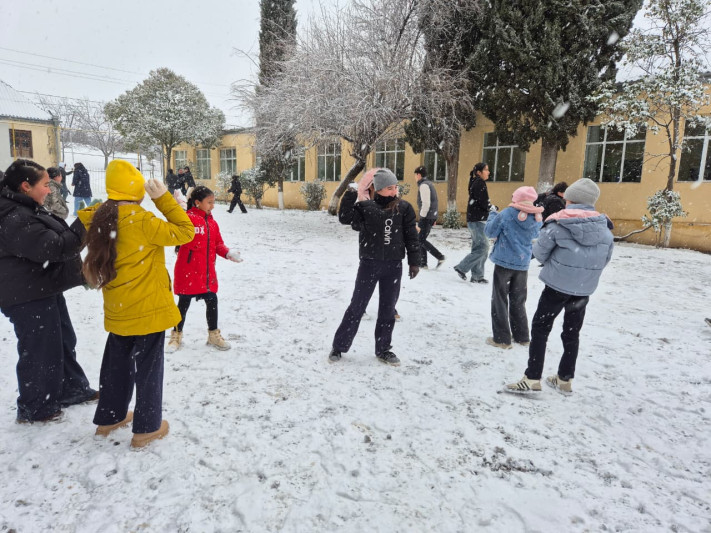 Məktəblilərimizin qar sevinci