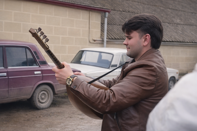 Babasının tabutu qarşısında saz çaldı - Vəsiyyəti yerinə yetirdi