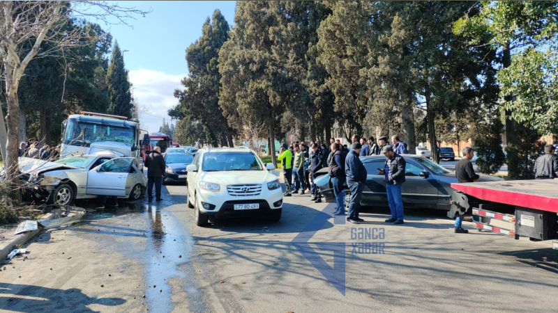 Gəncədə zəncirvari qəza: Evakuator iki Mercedesə çırpıldı