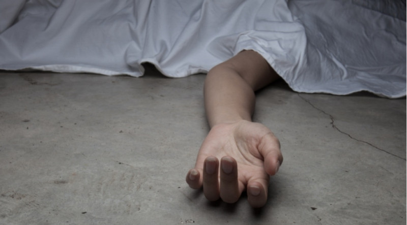 30 yaşlı qadının meyiti evinin həyətində tapıldı