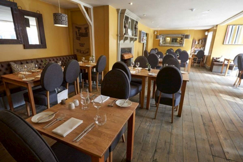 Kafedə kəndin qadınları barədə artıq-əksik danışdı, DÖYÜLDÜ