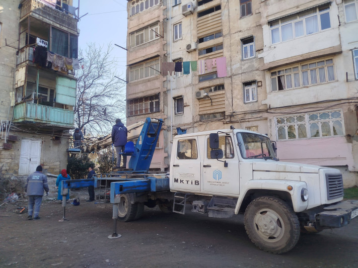 Gəncədə sıradan çıxan bordürlər yenilənib