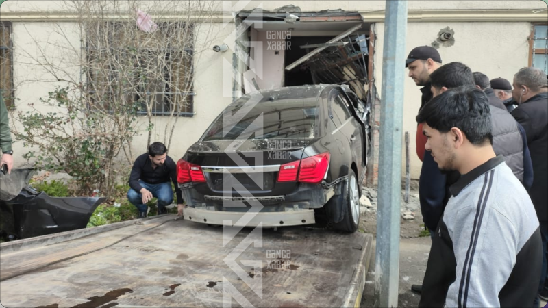 Gəncədə avtomobil mənzilə çırpılıb
