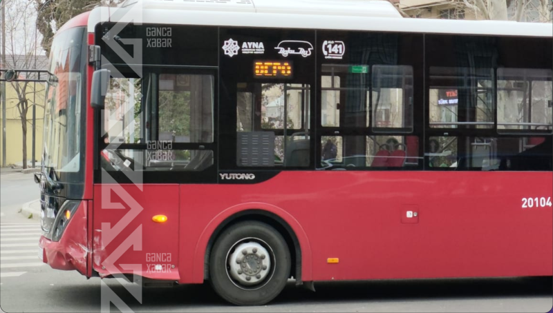 Gəncədə BakuBus avtobusu ilə Chevrolet toqquşub