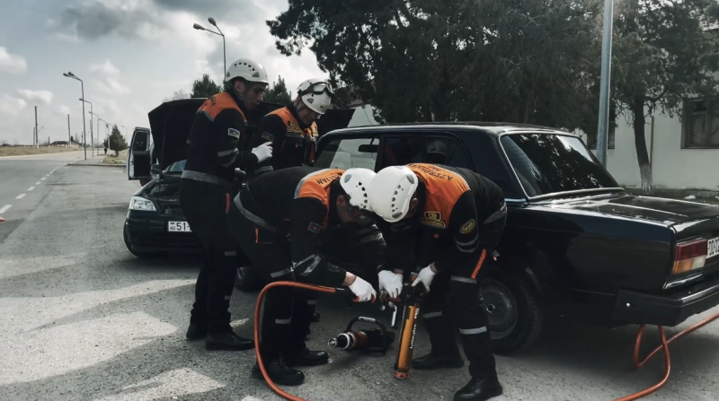 Gəncədə əzilmiş maşınlardan zərərçəkmişlər xilas edilib - TƏLİM