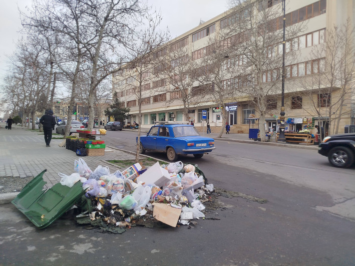 Gəncədə zibil qutuları bəzi sakinlər tərəfindən yandırılır