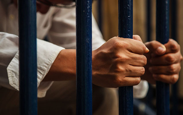 21 yaşlı gənc evlərinə qadın gətirdi – Atasını döydü