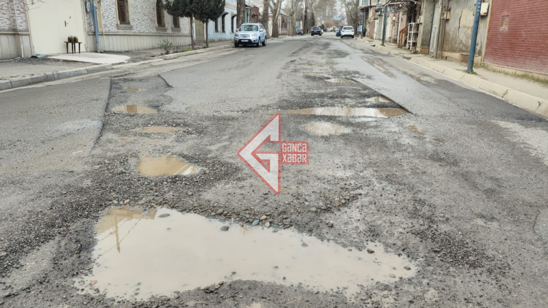 Gəncədə Təbriz küçəsinin yolu sürücüləri çətin vəziyyətdə qoyub