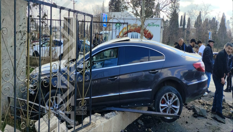 Gəncədə avtomobil şüşə sexinə çırpılıb