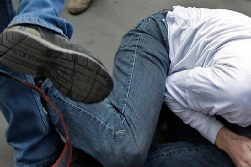 Qonşusu tərəfindən döyülən şəxs xəstəxanaya düşüb