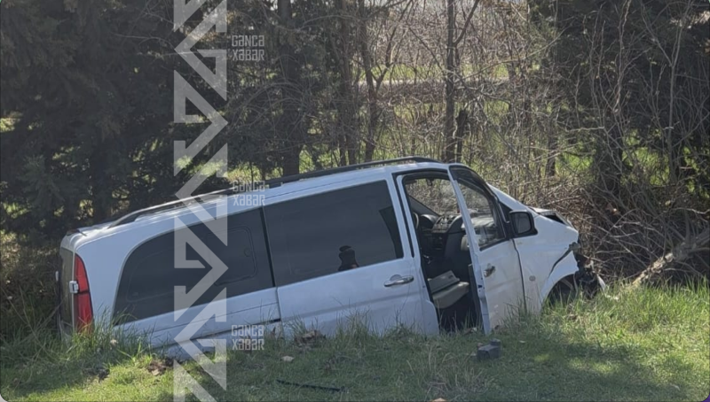 Mikroavtobusla maşın toqquşdu, iki nəfər yaralandı
