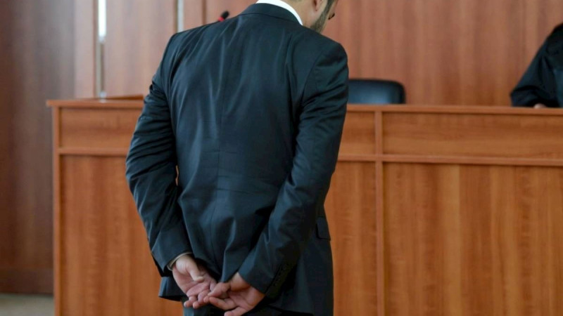 Ata evdə yatmağa icazə verməyən oğlunu döydü