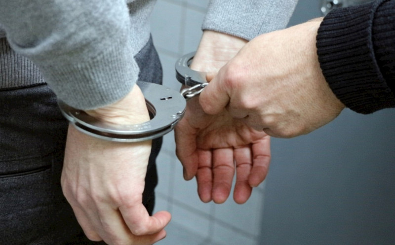 Kişi qan xəstəsi olan qardaşını təpiklədi