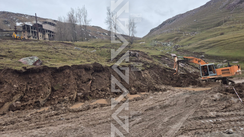 Bu yol sel sularına təslim oldu