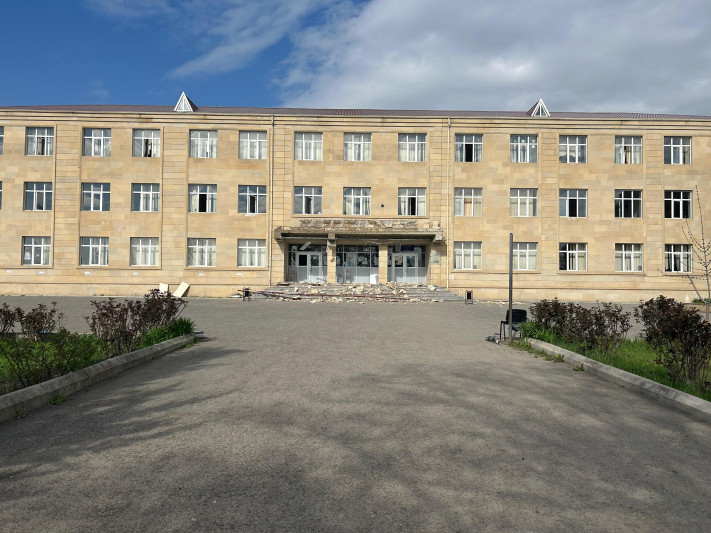 Güclü külək məktəb binasına zərər vurdu