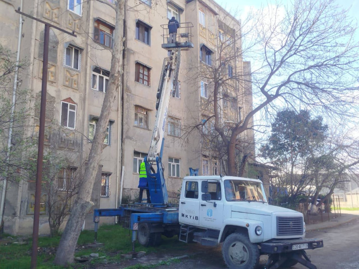 Gəncədə qəzalı dam örtükləri təmir edilir