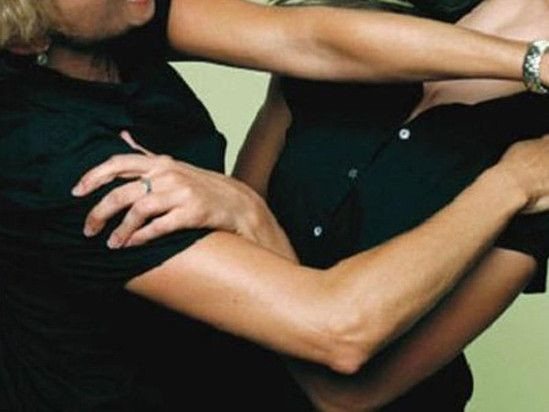 Gəncədə bacısının burnunu yumruqla sındıran qadın cəzadan azad edildi