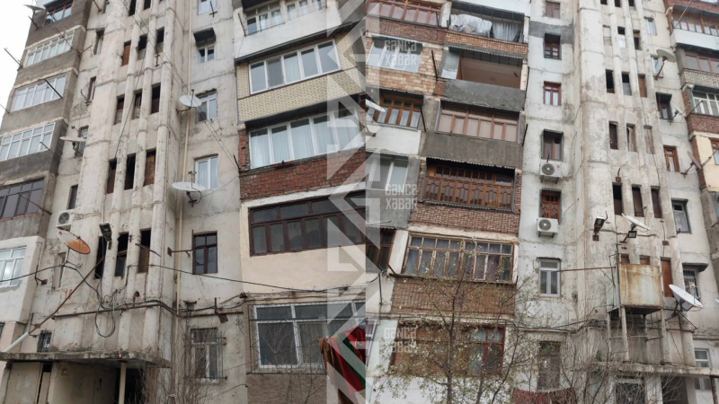 Gəncədə binada NOV problemi: Yağış suları mənzillərə axır