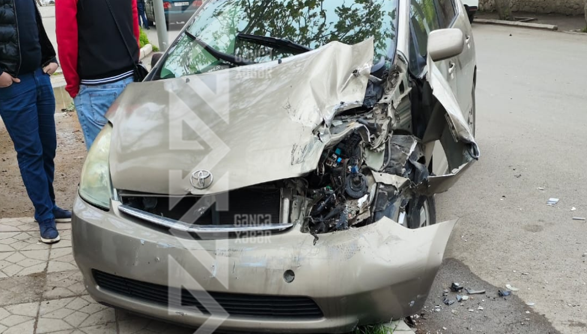 Gəncədə Toyota Prius zəncirvari qəza törədib