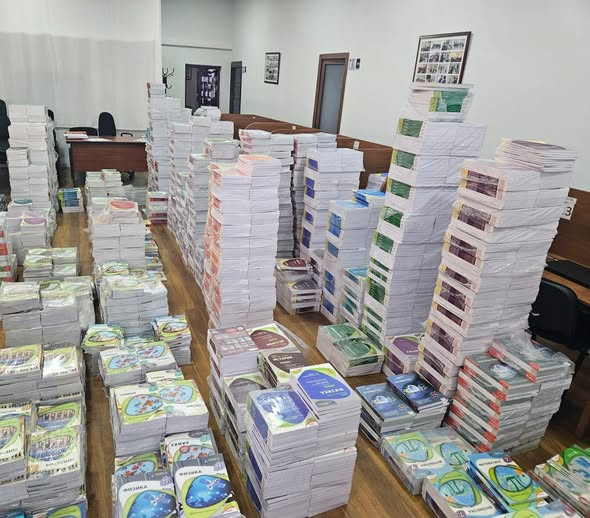 DİM gəncəli məktəblilərə metodik vəsait hədiyyə etdi