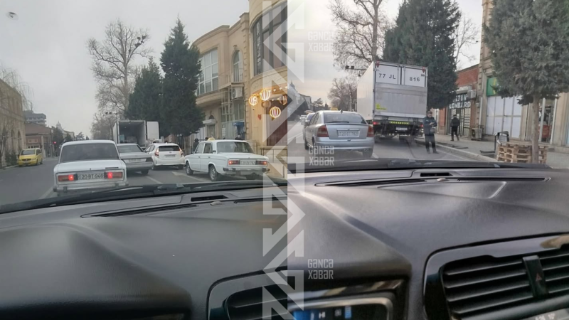Gəncədə yük maşınları yolu zəbt edir