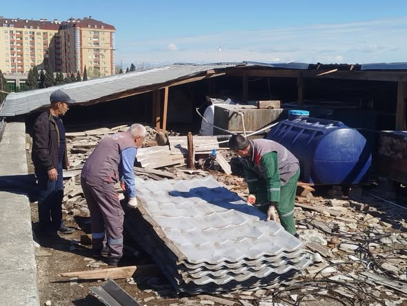 Gəncədə qəzalı dam örtüyünün təmirinə başlanılıb