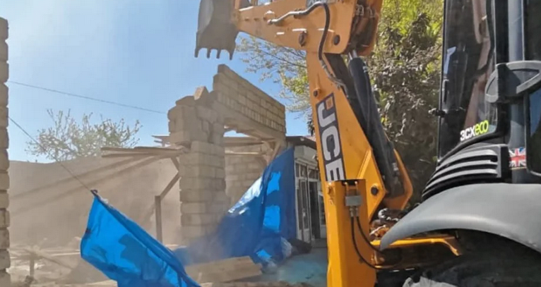 Gəncədə qanunsuz inşa olunan tikili sökülüb