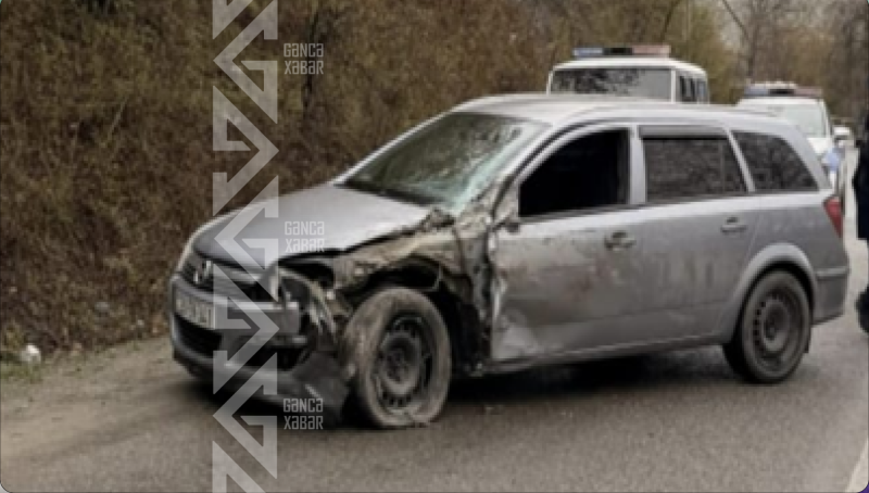 Qazellə minik maşını toqquşdu, 2 nəfər yaralandı