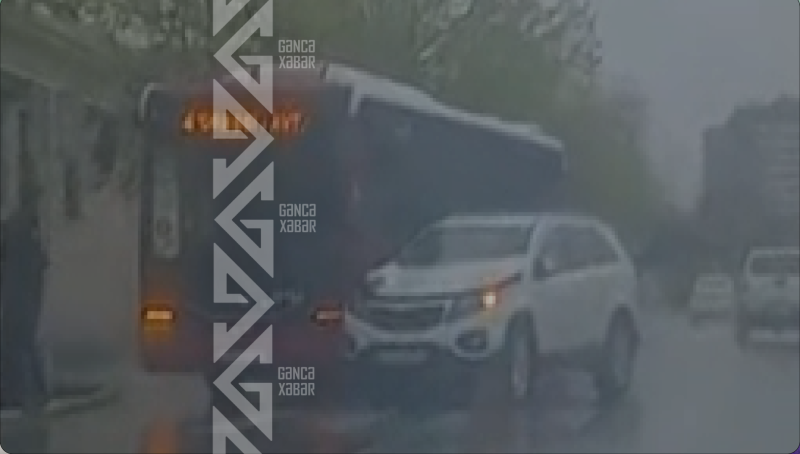 Gəncədə BakuBusın avtobusu ilə Kia toqquşub