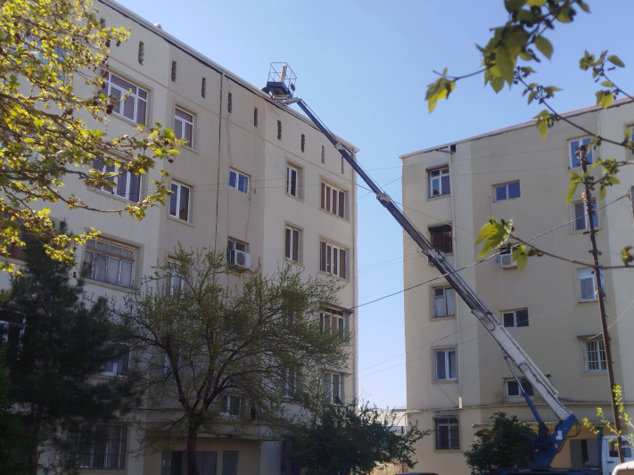 Gəncədə yaşayış binasının dam örtüyü təmir edilib