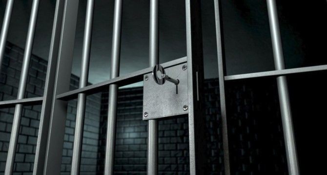 Dostunu bıçaqladı, məhkəmə zalından azadlığa buraxıldı